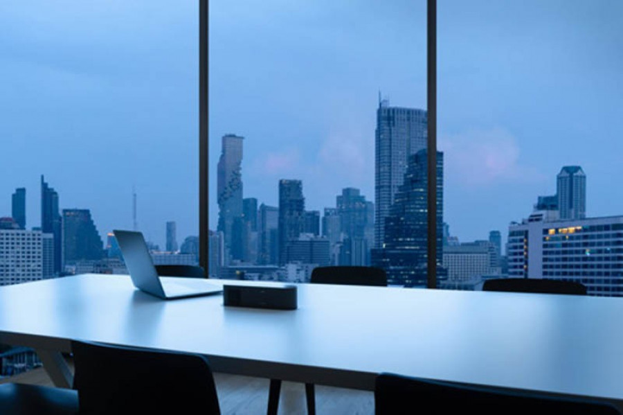 Sala reuniones lugar trabajo computadora portatil comoda mesa trabajo ventanas oficina vista ciudad 36768