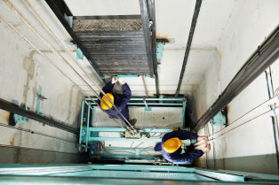 Tecnicos ascensor123RF