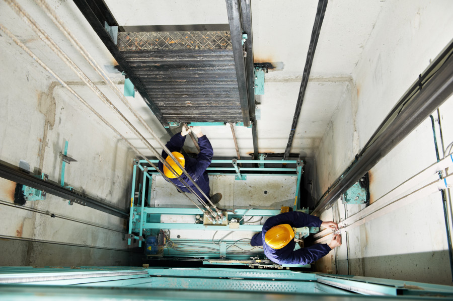 Tecnicos ascensor123RF